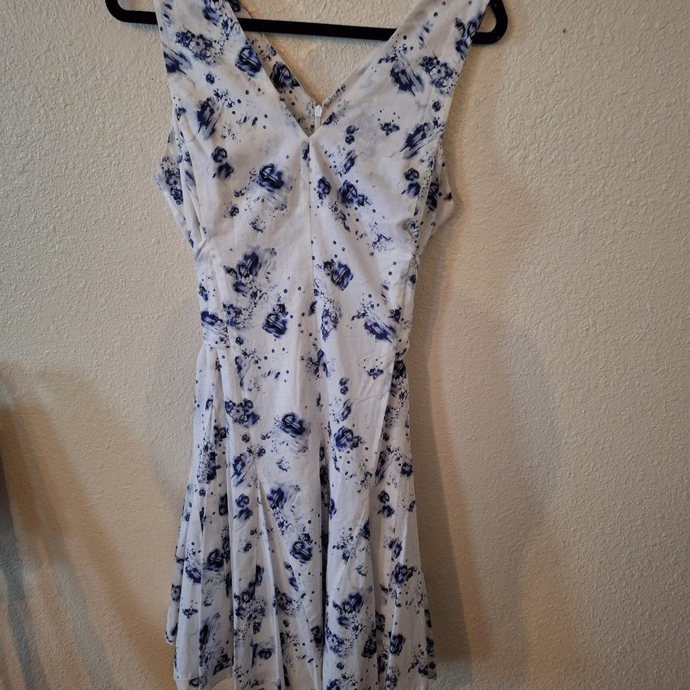 Women's Size 6 White & Blue Floral Sleeveless Dress is Figure Flattering Dress!